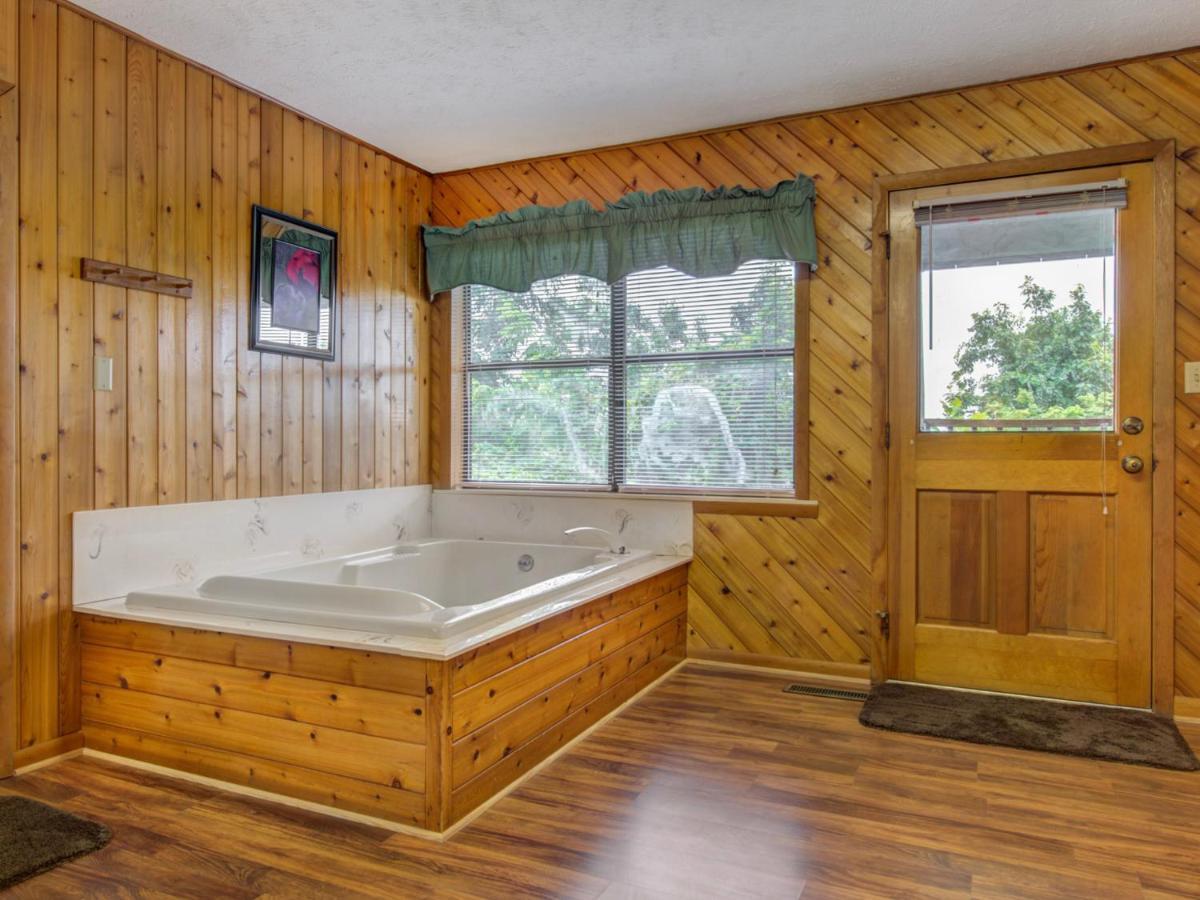 Leconte View 1, 1 Bedroom, Fireplace, Hot Tub, Grill, Pool Table, Sleeps 2 Gatlinburg Exterior photo